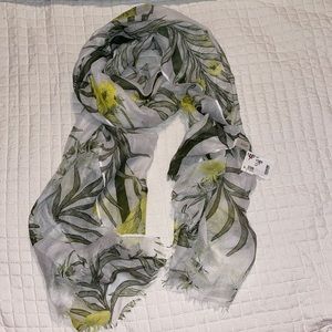 NWT jungle patten summer scarf